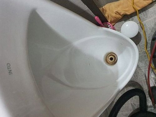 청담동 하수구막힘 배수구 주변의 오염과 물 고임 여부를 살피는 점검 장면